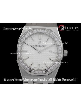 AUDEMARS PIGUET ROYAL OAK 67651 LADIES 33MM QUARTZ SILVER DIAL WITH DIAMOND BEZEL